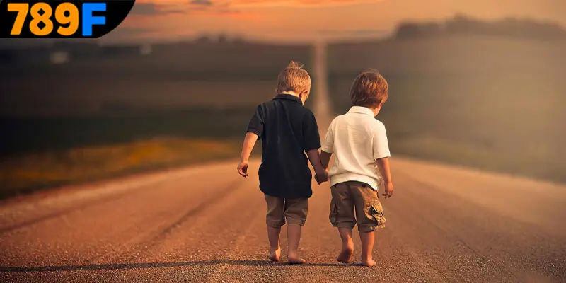 Ý nghĩa giấc mơ thấy bạn bè đánh số gì